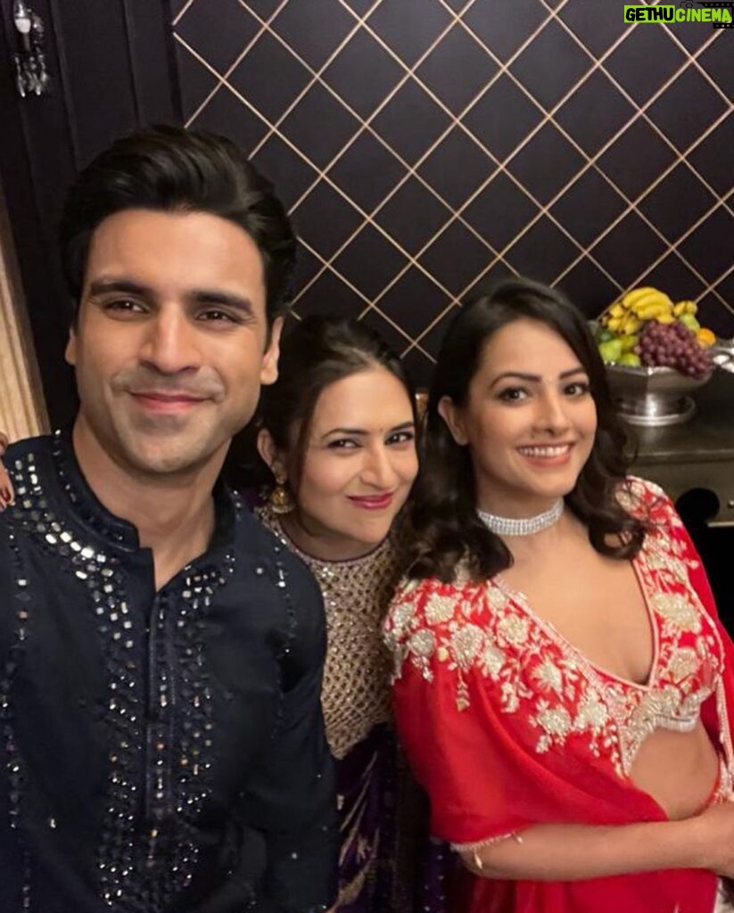 Anita Hassanandani Instagram - Best part bout relationships … We evolve we grow and we let go ❤️ PS only Ishita and Shagun can make Raman smile this wide 😂 And good luck for Jhalak @vivekdahiya