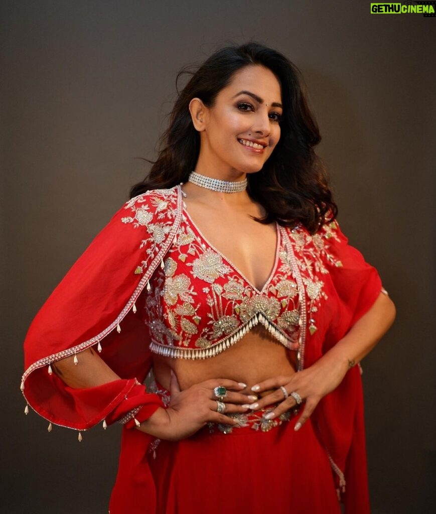 Anita Hassanandani Instagram - 🍅 Styled by @shreyajuneja Outfit by @seemathukralofficial Jewellery by @hemakhasturilabel Rings by @houseofjskjewels Gorgeous make up and hair by @ojasrajani 📸 @ravii_dixit