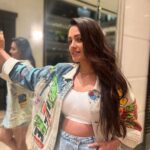 Anita Hassanandani Instagram - Dolled up for the premiere of #thankyouforcoming A chick flick that cannot be missed😍 Loved every bit of @bhumipednekar @shehnaazgill @kushakapila @dollysingh #Rabya was mind blowing 😍 Styled by everyone’s hot fav @natashaabothra Quirky jacket by @mashbymalvikashroff ⚡️ Styling team @mausmi_mitra_ @styledbypritimehta Chain @dripproject.co Ring @diora.india