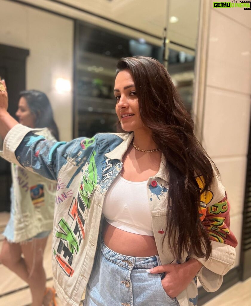 Anita Hassanandani Instagram - Dolled up for the premiere of #thankyouforcoming A chick flick that cannot be missed😍 Loved every bit of @bhumipednekar @shehnaazgill @kushakapila @dollysingh #Rabya was mind blowing 😍 Styled by everyone’s hot fav @natashaabothra Quirky jacket by @mashbymalvikashroff ⚡️ Styling team @mausmi_mitra_ @styledbypritimehta Chain @dripproject.co Ring @diora.india