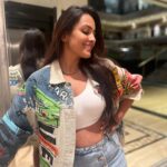 Anita Hassanandani Instagram - Dolled up for the premiere of #thankyouforcoming A chick flick that cannot be missed😍 Loved every bit of @bhumipednekar @shehnaazgill @kushakapila @dollysingh #Rabya was mind blowing 😍 Styled by everyone’s hot fav @natashaabothra Quirky jacket by @mashbymalvikashroff ⚡️ Styling team @mausmi_mitra_ @styledbypritimehta Chain @dripproject.co Ring @diora.india