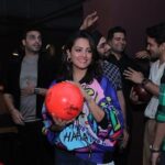 Anita Hassanandani Instagram – Have always loved bowling! 
Went to this super vibrant spot in Calcutta called @thatplacekolkata 
ThatPlace is a vibe to chill with your friends and family! It’s massive! Great food! 
And mind you this is NOT A PAID PROMOTION 
So next time you in Kolkata do check it ✨
Thank you @rahulkhanna1611 for extending the invite. 
Swipe ➡️ to check my perfect shot 😍

Styled by @natashaabothra 
Jacket by @mashbymalvikashroff