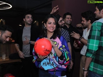 Anita Hassanandani Instagram - Have always loved bowling! Went to this super vibrant spot in Calcutta called @thatplacekolkata ThatPlace is a vibe to chill with your friends and family! It’s massive! Great food! And mind you this is NOT A PAID PROMOTION So next time you in Kolkata do check it ✨ Thank you @rahulkhanna1611 for extending the invite. Swipe ➡️ to check my perfect shot 😍 Styled by @natashaabothra Jacket by @mashbymalvikashroff