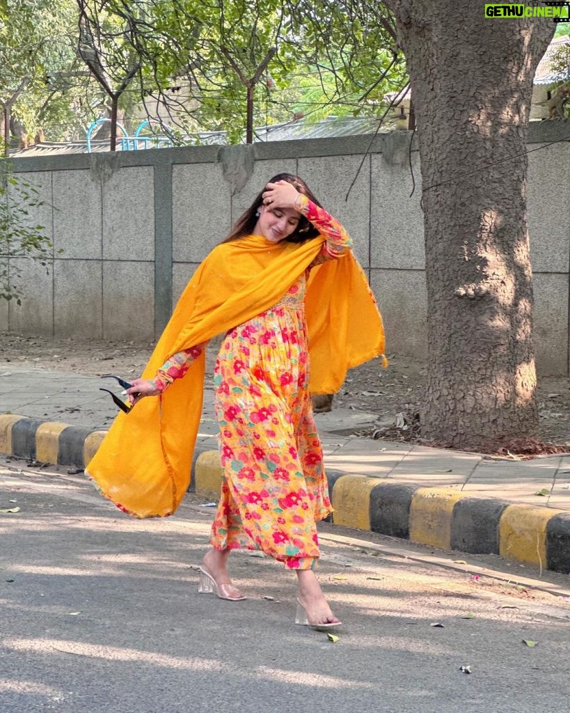 Anjali Arora Instagram - Dil desi gabru na laya kudi ne🥹 #anjaliarora #suit #punjabikudi #jatti