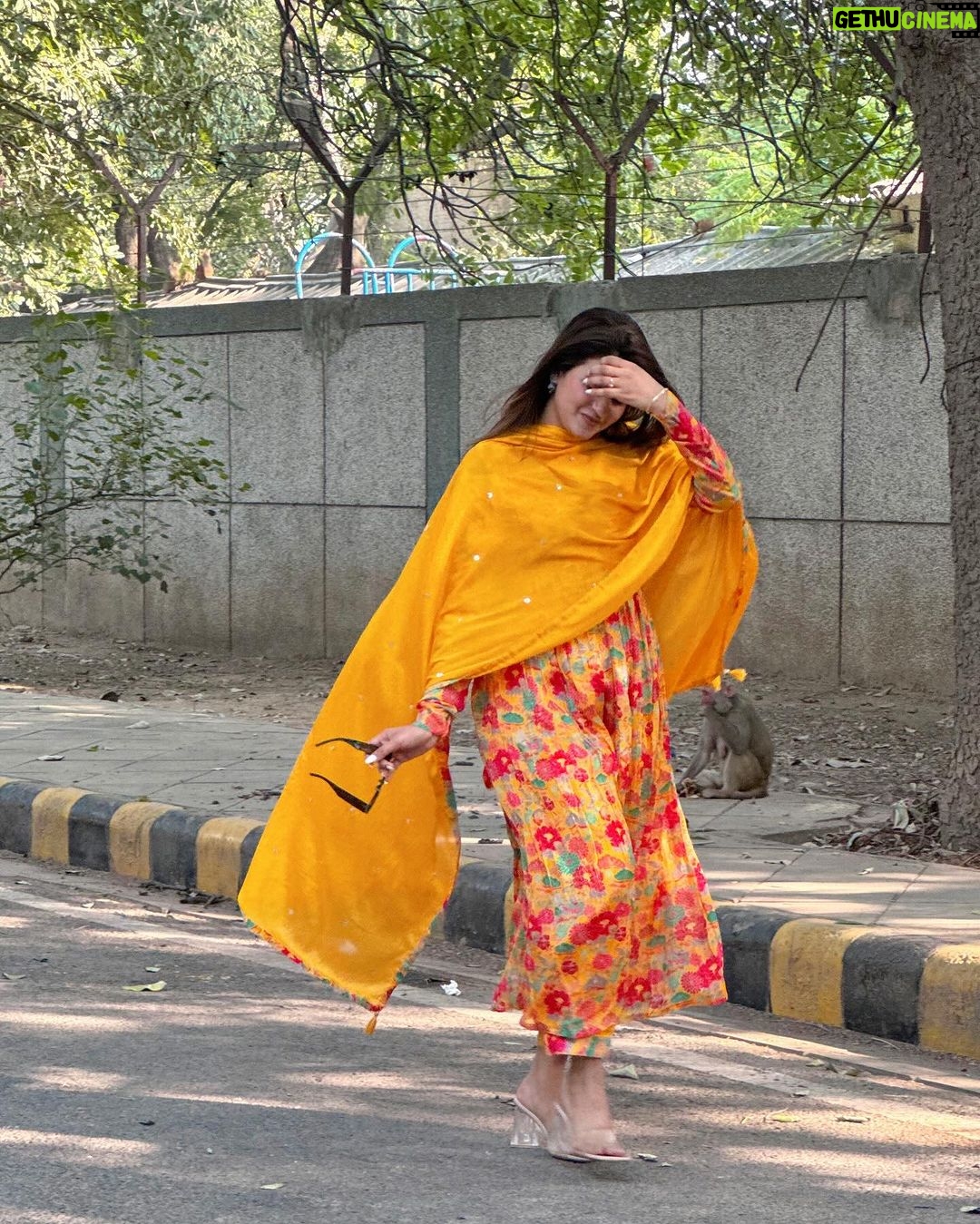 Anjali Arora Instagram - Dil desi gabru na laya kudi ne🥹 #anjaliarora #suit #punjabikudi #jatti