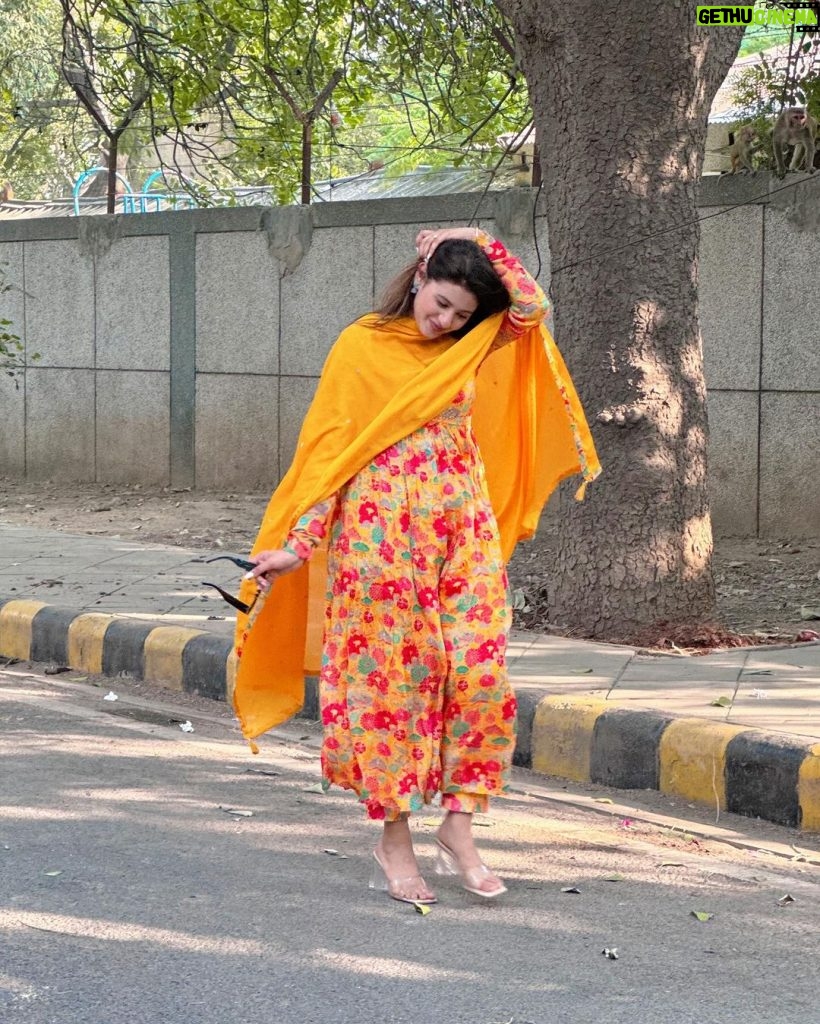 Anjali Arora Instagram - Dil desi gabru na laya kudi ne🥹 #anjaliarora #suit #punjabikudi #jatti