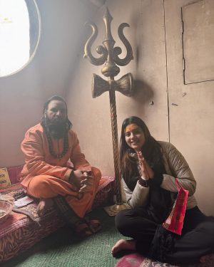 Anjali Arora Instagram - भोले बाबा देख मने मैं भक्त हूँ सबते ख़ास तेरा🙏🏻🥰 
#kedarntah #bholenath #baba #anjaliarora