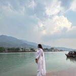 Anjali Tatrari Instagram - New day, New Character 🎭 Nothing like starting at my favourite place with Ganga Ma’s blessings 🙏🏻 #Yuvikamahajan #yuvika #anjalitatrari #vanshaj #newshow #gratitude #godschild River Ganga at Rishikesh