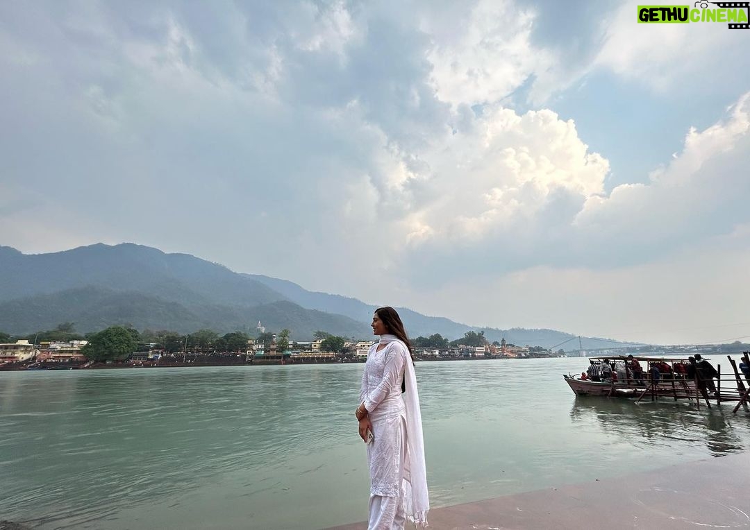 Anjali Tatrari Instagram - New day, New Character π Nothing like starting at my favourite place with Ganga Maβs blessings ππ» #Yuvikamahajan #yuvika #anjalitatrari #vanshaj #newshow #gratitude #godschild River Ganga at Rishikesh