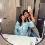 Anjali Tatrari Instagram - शब्द अलग अलग हैं पर अर्थ दोनों का एक है.. मां कहूं या भगवान बात तो एक ही है..!! #mothersday #anjalitatrari #monatatrari