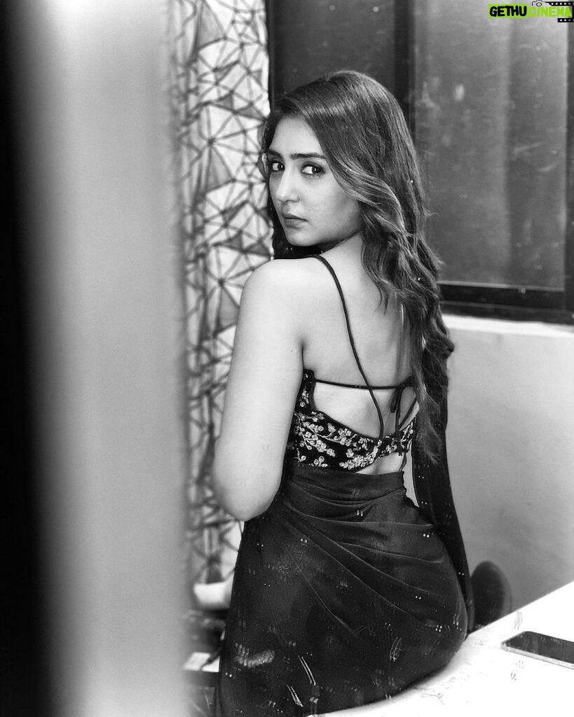 Anjali Tatrari Instagram - The eyes chico, they never lie 🖤 📸 - @mesmahirising Dj ne pehli baar kuch acha kaam kiya hai🤣🫶🏻 Umargam, Gujarat, India