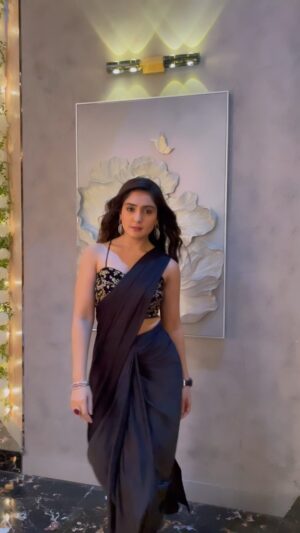 Anjali Tatrari Instagram - Channelling my inner Rani 👸 

💄- @akash_makeupartist 
💇‍♀️- @ansari_hairmakeupartist

#anjalitatrari #exploremore #trendingreels #trending #aliabhatt #rockyaurranikipremkahani 

@aliaabhatt @karanjohar @dharmamovies
