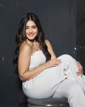 Anjali Tatrari Instagram - 🤍 
💄 @akash_makeupartist 
💇‍♀️ @ansari_hairmakeupartist