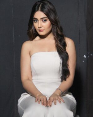 Anjali Tatrari Instagram - 🤍 
💄 @akash_makeupartist 
💇‍♀️ @ansari_hairmakeupartist