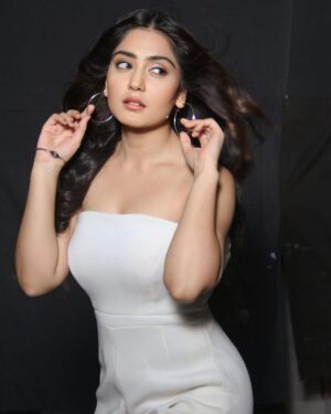 Anjali Tatrari Instagram - 🤍 
💄 @akash_makeupartist 
💇‍♀️ @ansari_hairmakeupartist