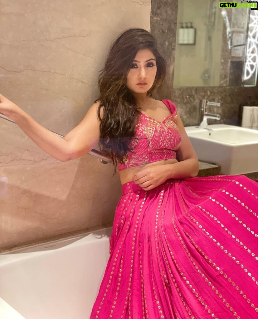 Anjali Tatrari Instagram - Ve agg paaniyan ch haniya, Main layi raat nu 🔥😉 Outfit - @aakriti_by_nandita Crowne Plaza New Delhi Rohini