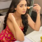 Anjali Tatrari Instagram - इस शम्म-ए-फ़रोज़ाँ के परवाने हज़ारों हैं….. Make up - @ap_akash_ ☺️☺️ 📸 - @buneetkapoor 🤍
