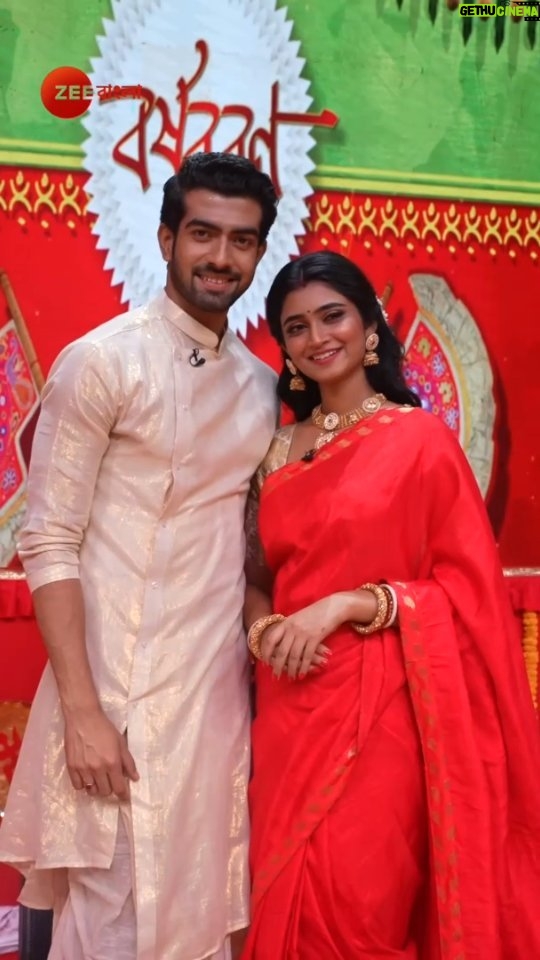 Ankita Mallick Instagram - আপনাদের আশীর্বাদ ও ভালোবাসায়, 400 পর্বে পা রাখলো আপনাদের প্রিয় ধারাবাহিক - "জগদ্ধাত্রী"! এভাবেই পাশে থাকুন, আর দেখতে থাকুন #Jagaddhatri, সোম - রবি @ 7:00pm, শুধুমাত্র #ZeeBangla-র পর্দায়। #Jagaddhatri400Episodes #ZBReels #ZeeOnTheGoReels #ZbrOct23