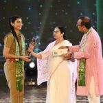 Ankita Mallick Instagram - Thank you honourable chief minister @mamataofficial 🙏 Thank you dada Snehasish Chakraborty for giving me,for making me Jagadhatri 💫 @blues_productions Thank you @zeebanglaofficial ♥️ PC- @kolkataclick #teleacademyawards #bestactress #bestserial #jagadhatri