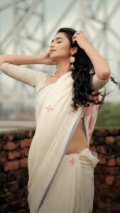 Ankita Mallick Instagram - ♥️🍂 . . #reels #rainyday #reelsinstagram #goodday #monsoon #kolkata #saree Kolkata - The City of Joy
