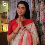 Ankita Mallick Instagram - শাশুড়িমা এর সঙ্গে জগদ্ধাত্রীর সম্পর্কের রসায়ন ঠিক কোন পথে এগোচ্ছে? জানতে চোখ রাখুন #ZEE5-এ। দেখুন আপনাদের পছন্দের শো #Jagadhatri যেকোনো সময়। এক্ষুনি ডাউনলোড করুন ZEE5 আ্যপ। @_ankita_mallick_ @soumya18_