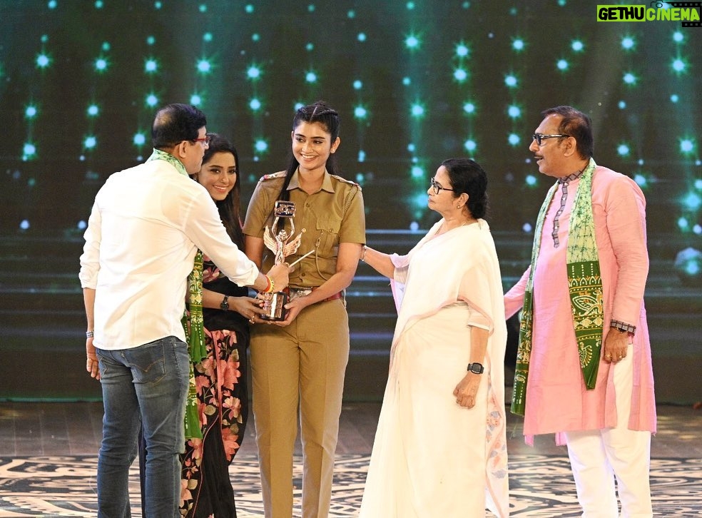 Ankita Mallick Instagram - Thank you honourable chief minister @mamataofficial π Thank you dada Snehasish Chakraborty for giving me,for making me Jagadhatri π« @blues_productions Thank you @zeebanglaofficial β₯οΈ PC- @kolkataclick #teleacademyawards #bestactress #bestserial #jagadhatri