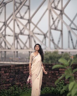 Ankita Mallick Instagram - এই শ্রাবণ 🖤 !!
.
.
.
#rainyday #monsoon #ethnicwear #sareelove #instafashion #instamood #instadaily #ootd #explore