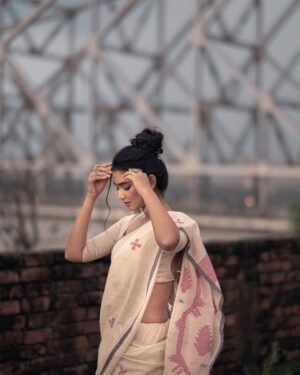 Ankita Mallick Instagram - এই শ্রাবণ 🖤 !!
.
.
.
#rainyday #monsoon #ethnicwear #sareelove #instafashion #instamood #instadaily #ootd #explore