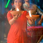 Ankita Mallick Instagram - সারা বছর বাংলা জুড়ে পালিত হয় নানান উৎসব। আর সেই সব উৎসবের সঙ্গে জড়িয়ে আছে বাঙালির আবেগ। তাই বাংলার উৎসব, বাংলার গর্ব। দেখুন "জগদ্ধাত্রী", সোম - রবি @ 7.00pm শুধুমাত্র #ZeeBangla-র পর্দায়। #BanglarUtsobBanglarGorbo #ZBReels #ZeeOnTheGoReels #ZbrNov23 #Jagaddhatri