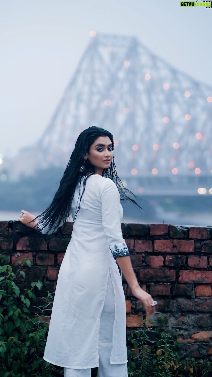 Ankita Mallick Instagram - Autumn.. 🍁🌧️💖 . . #rainyday #trending #trendingreels #viralreels #viral #reelsinstagram #reelkarofeelkaro #reelitfeelit #explore #love