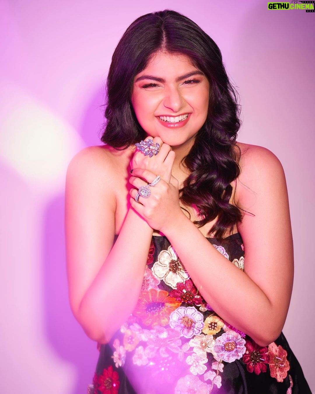 Anshula Kapoor Instagram - Felt cuter than a guldasta last night πβΊοΈ Styled by @shereenlovebug with assistance from @snehhasuresh @riaasthana @jahnavi.kothari Makeup: @divyashetty_ Hair: @ruchithakur.5 πΈ @visualaffairs_va π: @labelamoda.in π: @anmoljewellers π: @tedbaker π‘: @shoprivr.in