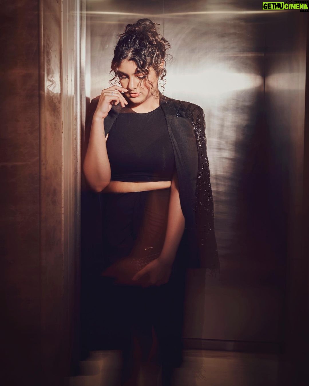 Anshula Kapoor Instagram - 🖤 Styled by @mohitrai with @ruchikrishnastyles Assisted by @muskanduaaa Makeup by @divyashetty_ Hair by @hairby_shivanik Outfit @28moons.in Jewellery @diosaparis Shoes @stuartweitzman Photography @visualaffairs_va