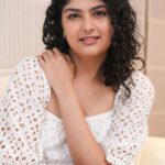 Anshula Kapoor Instagram - Let me take you through my easy routine on how I refresh my curls & give them their bounce back, on days I’m not washing my hair. With @doveindiachannel ’s Beautiful Curls Range, this is so quick and easy! 3 simple steps: 💙 Spritz my hair with a water spray to make it damp. 💙 Use a coin size amount of the Dove Beautiful Curls Deep Moisture Miracle Hair Mask. (Yes, this is meant to be used as a rinse off mask in the shower, but I’ve tried it as a leave-in and it works amazingly for me!) Add some water, spread it all over your palm and then gently finger comb it throughout the hair, but only from mid length to the ends. 💙 Finally, set the curls using the Dove Beautiful Curl Defining Gel. Take small sections and gently scrunch. And you’re done! You can let them air dry like I did, or use a diffuser. In less than 10 minutes you’re left with good as new, hydrated curls that last the entire day! I love my curls, and I feel more confident in myself because of them. Because of Dove 💙 #Ad #CurlyAndProud #DoveHair #DoveHaircare #DovePartner