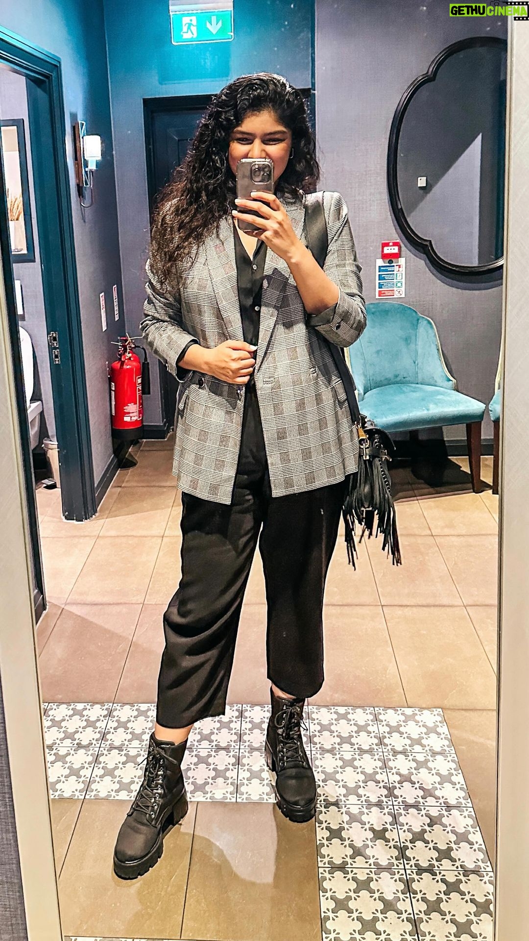 Anshula Kapoor Instagram - Comfy chic & no fuss fits are always a vibe π€ But why do I only remember to take full length videos in bathrooms! π€£ Breaking down my 5 looks for 5 days in London for ya: Day 1: @forevernew_india white dress, blue @zara blazer, @misho_designs earrings Day 2: @uniqloin navy dress, belt & blazer are @zara, sneakers are @riseindia @nike Day 3: @tedbaker blazer, black pants & satin shirt are zara, bag is @balmain & boots are from the @rheakapoor X @thecaistore Day 4: @forevernew_india denim dress, zara belt, @nike @riseindia sneakers Day 5: @hm pink sweater, @uniqloin jeans, @nike sneakers London, United Kingdom