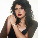 Anshula Kapoor Instagram - Made you look 👀🩶 @danielwellington ’s Black Friday sale is here with upto 50% off on products and an additional 15% off with my code "ANSHULA" #ad #dwindia #danielwellington