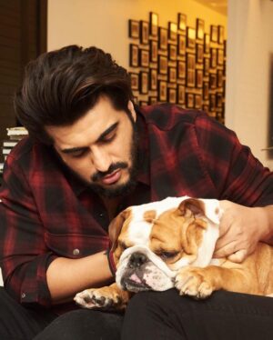 Anshula Kapoor Instagram - No matter how many times you experience the death of someone you love, It still doesn’t prepare you for the next time you loose someone. 

My bundle of joy, the happiest bulldog ever, the most loving, the most caring gol matol left us yesterday. It’s been a day and it still hasn’t sunk in. I don’t know how long it will take for it to hit me. Every loss hits hard, every loss knocks the wind out of you.. and you’re never prepared. 
We love you Max. Always and forever. I know mom Choco and Fubu will take good care of you on the other side. And I hope they keep you surrounded by an endless supply of peanut butter, chicken, dahi and apples. 

Thank you for loving us unconditionally, during our darkest times and during our best times. Home is not the same without you. Love you forever my Maxalulu 🤍♾️