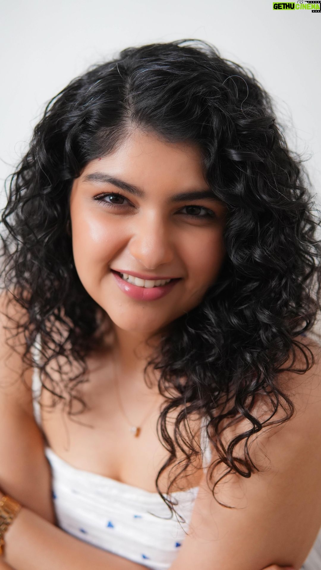 Anshula Kapoor Instagram - Growing up, there was so much about my physical appearance that I wanted to change.. but the one thing I’ve always loved? My curls! I always felt like they set me apart in the best way. I take pride in taking good care of my curls, and the Dove Curls Range makes it easy to do just that! You’ve seen me talking about their products, that’s because the entire range works beautifully for my curls. It’s got everything I need to clean, hydrate, moisturize, define and set my curls. Best part, the range is cruelty free with no nasties! So if you’re a curly girly like me, then it’s time for you to unleash your #CurlPower with @doveindiachannel ! Because everyday should be a good hair day 💙 #Ad #CurlyAndProud #DoveBeautifulCurls #ad #DoveHair #DovePartner #sponsorship #DoveCurls #DoveHaircare #Haircare #Haircarecommunity