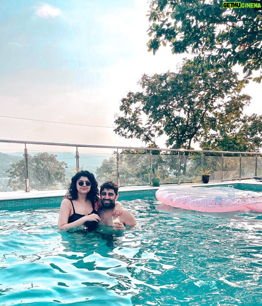 Anshula Kapoor Instagram - Float like a butterfly, swim like a fish 🤓 #MyHappyPlace #PoolHairDontCare #JustKeepSwimming #MyKindOfBlues