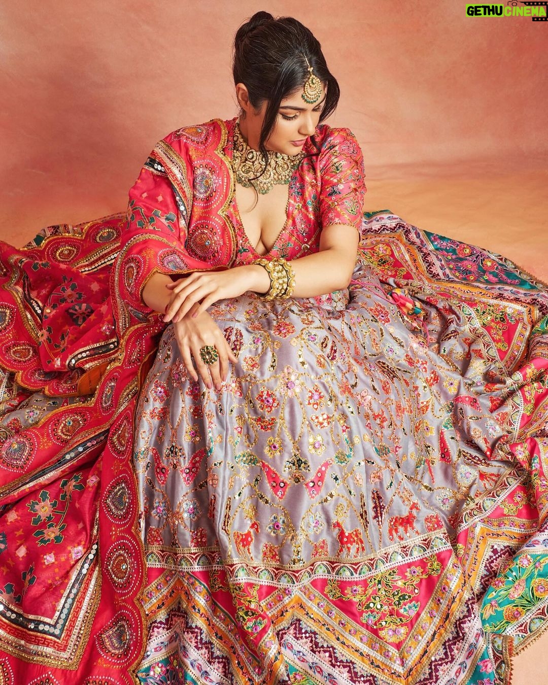 Anshula Kapoor Instagram - Felt like a princess in my first ever @mayyurgirotracouture lehenga ๐ and I low key canโt wait to wear it again!! Thank you @mayyurgirotra & @shereenlovebug for literally making my dreams come true hehe โจ I legit have the best team ๐๐งฟ Makeup: @sabakhanmakeup Hair: @hairby_shivanik Styled by @shereenlovebug with @trishalalovebug Styling team: @riaasthana @snehhasuresh @jahnavi.kothari ๐ธ : @virajjoshiii Lehenga: @mayyurgirotracouture @mayyurgirotra Jewelery: @razwada.jewels