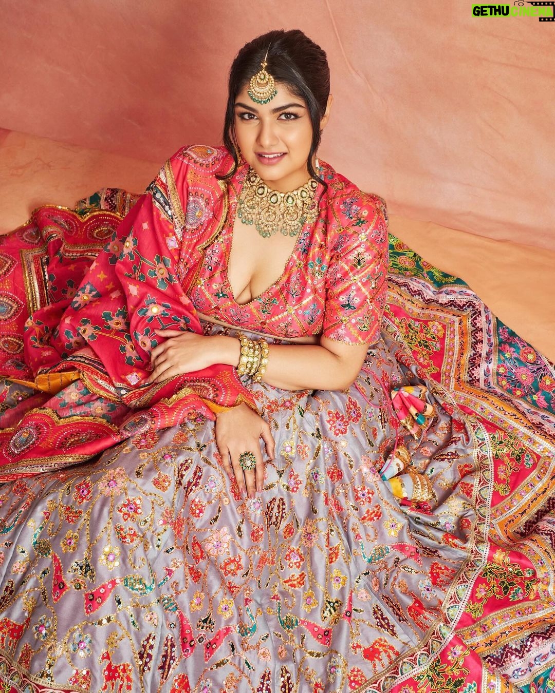 Anshula Kapoor Instagram - Felt like a princess in my first ever @mayyurgirotracouture lehenga ๐ and I low key canโt wait to wear it again!! Thank you @mayyurgirotra & @shereenlovebug for literally making my dreams come true hehe โจ I legit have the best team ๐๐งฟ Makeup: @sabakhanmakeup Hair: @hairby_shivanik Styled by @shereenlovebug with @trishalalovebug Styling team: @riaasthana @snehhasuresh @jahnavi.kothari ๐ธ : @virajjoshiii Lehenga: @mayyurgirotracouture @mayyurgirotra Jewelery: @razwada.jewels