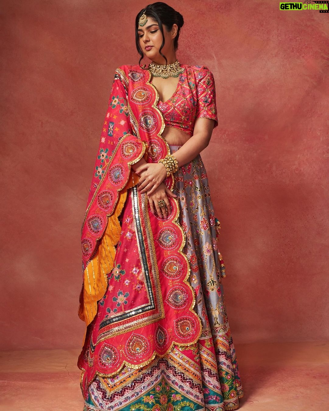 Anshula Kapoor Instagram - Felt like a princess in my first ever @mayyurgirotracouture lehenga ๐ and I low key canโt wait to wear it again!! Thank you @mayyurgirotra & @shereenlovebug for literally making my dreams come true hehe โจ I legit have the best team ๐๐งฟ Makeup: @sabakhanmakeup Hair: @hairby_shivanik Styled by @shereenlovebug with @trishalalovebug Styling team: @riaasthana @snehhasuresh @jahnavi.kothari ๐ธ : @virajjoshiii Lehenga: @mayyurgirotracouture @mayyurgirotra Jewelery: @razwada.jewels