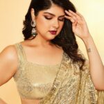 Anshula Kapoor Instagram - Diwali Szn.. so gotta shine as bright as I can in my @manishmalhotraworld sari for @manishmalhotra05’s Diwali party ✨ Saree @manishmalhotraworld Earrings @razwada.jewels @amigos.rizwan Makeup by @sabakhanmakeup Hair by @hairby_shivanik Styled by @mohitrai with @ruchikrishnastyles @teammrstyles Assisted by @kashishsinhaaa Saree draped by @neha_salvi555 Photography @tridevsudevan (I feel like I glow different when my @sabakhanmakeup waves her magic wand ❤️)