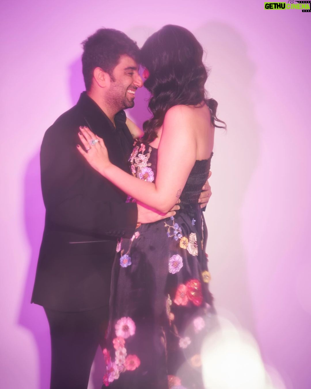 Anshula Kapoor - 27.7K Likes - Forever smiling my biggest “where them eyes at” smile when he’s around 💖🦋
#WeBeGoofballs