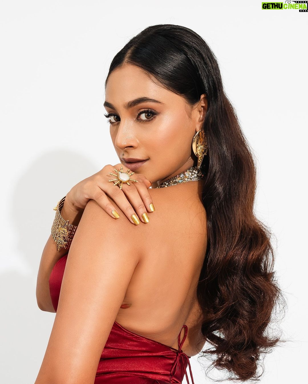 Anukreethy Vas Instagram - This dress is a yes π . . @anukreethy_vas for @she_awards π for best debutant actress - DSP β€οΈ Styling: @stylingbykarthikaswin ππΌ Outfit: @archana.karthick π Jewell: @rajianand π Makeup: @mild.tones π Hair: @hairstylist_rajee1111 π©πΌβ𦱠Photo: @anupamasindhia πΈ @livingin24fps πΈ . . #sheawards #anukreethyvas #trending #bestdebutfemale #dsp #kollywood #kollywoodcinema #kollywoodactress #tollywood #tollywoodactress #trending #explorepage #editorial #photography #fashion Chennai, India