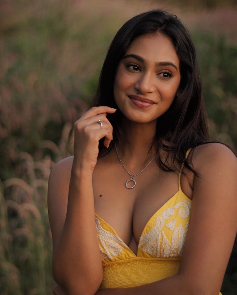 Anukreethy Vas Instagram - Last from this series 🌻🌼☀️ . A burst of yellow in the golden hour, where smiles and flowers bloom. 🌻🌼☀️ . Captured by @kilaruness 📸 . #goldenhour #flowers #anukreethyvas #photography . #goldenhour #goldenhourmagic #smileandshine #yellow #anukreethyvas #tollywood #tollywoodactress #kollywood #kollywoodcinema #kollywoodactress #photography Hyderabad