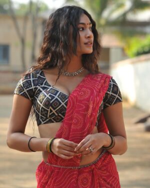 Anukreethy Vas Instagram - Here’s more of JAYAVANI from TIGER NAGESHWAR RAO 🐯❤️🌻 
.
.
Thank you so much for all the love I’ve received for jayavani 🙏❤️ it means a lot to me 🙈 
.
.
Thank you @dirvamsikrishna @abhishekofficl @aaartsofficial for giving me this opportunity 🙏 
.
@raviteja_2628 thank you for everything sir it’s been an honour 🥰 
.
@tnrthefilm 
.
.
#anukreethyvas #jayavani #tigernageswararao #tnr #raviteja #tollywood #tollywoodactress #kollywoodcinema #kollywood #kollywoodactress
