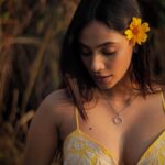 Anukreethy Vas Instagram - A burst of yellow in the golden hour, where smiles and flowers bloom. 🌻🌼☀️ . Captured by @kilaruness 📸 . #goldenhour #flowers #anukreethyvas #photography . #goldenhour #goldenhourmagic #smileandshine #yellow #anukreethyvas #tollywood #tollywoodactress #kollywood #kollywoodcinema #kollywoodactress #photography Hyderabad