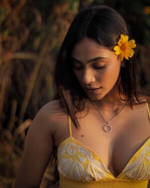 Anukreethy Vas Instagram - A burst of yellow in the golden hour, where smiles and flowers bloom. 🌻🌼☀️
.
Captured by @kilaruness 📸 
.
#goldenhour #flowers #anukreethyvas #photography .
#goldenhour #goldenhourmagic #smileandshine #yellow #anukreethyvas #tollywood #tollywoodactress #kollywood #kollywoodcinema #kollywoodactress #photography