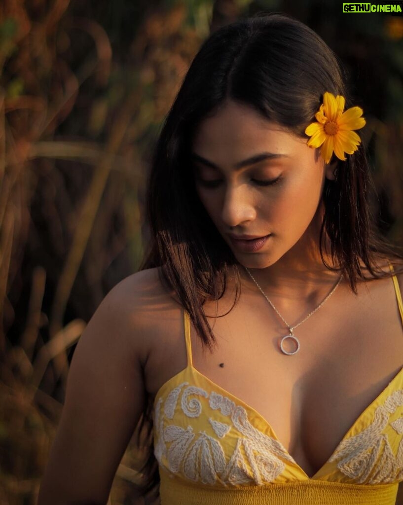 Anukreethy Vas Instagram - A burst of yellow in the golden hour, where smiles and flowers bloom. 🌻🌼☀️ . Captured by @kilaruness 📸 . #goldenhour #flowers #anukreethyvas #photography . #goldenhour #goldenhourmagic #smileandshine #yellow #anukreethyvas #tollywood #tollywoodactress #kollywood #kollywoodcinema #kollywoodactress #photography Hyderabad