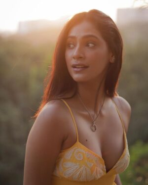 Anukreethy Vas Instagram - When life imitates the golden hour - radiant , warm and full of smiles. 🌅 💛
.
Captured by @kilaruness 📸 
.
#goldenhour #goldenhourmagic #smileandshine #yellow #anukreethyvas #tollywood #tollywoodactress #kollywood #kollywoodcinema #kollywoodactress #photography